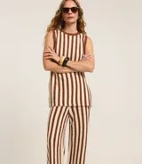 Conjunto de top sin mangas y pantalón palazzo a rayas verticales marrones y beige.