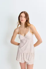 Pijama de microfibra estampada con motivos de leopardo, compuesto por musculosa con elástico en el escote y short de calce recto con cintura elastizada.