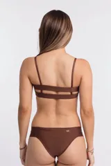 Top de bikini color marrón chocolate, estilo banda o recto, con tirantes finos ajustables.