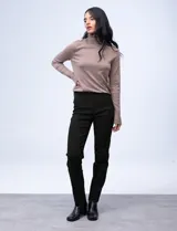 Pantalón de vestir azul marino, de corte recto, con pretina ancha y faja interna modeladora. Presenta costura frontal pespunteada y bolsillos ojal simulados en la parte trasera.