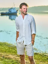 Camisa de lino color blanco, de manga larga con cuello mao y cierre frontal con botones.