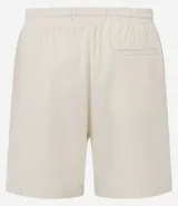 Bermuda masculina color crema, de tejido con textura sutil, cintura elástica con cordón de ajuste y bolsillos laterales.