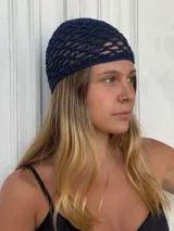 Gorro de malla calada color azul marino con hilo de lurex plateado.
