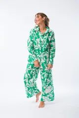 Conjunto de camisa de manga larga con botones y pantalón palazzo, ambos con estampado floral en tonos verde y blanco.