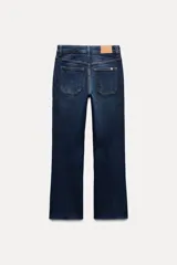 Jeans de tiro alto con bolsillos de plastrón en delantero y espalda, corte mini flare y largo cropped. Cierre frontal con cremallera y botón metálico.