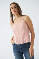 Blusa calada de dama con tiras ajustables y diseño de paneles, ideal para climas cálidos.