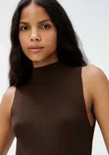 Musculosa rosa de tejido acanalado con cuello alto.