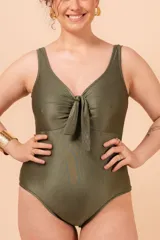 Malla entera verde militar con textura acanalada y escote en V con nudo. Confeccionada con fibra LYCRA® XTRA LIFE™ y bolsillo interno para colocar copa removible o prótesis externa.