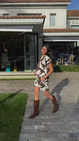 Short marrón con estampado de vaca, tiro alto y cintura con cordón ajustable.