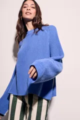 Sweater azul de punto con cuello redondo y mangas largas.