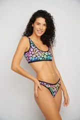 Conjunto de bikini estampado con flores en tonos naranja, rosa y celeste, con contorno y tirantes negros.