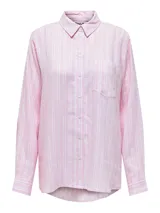 Camisa de manga larga con cuello clásico y cierre de botones. Tejido fresco y ligero de corte regular con rayas verticales rosas y blancas.