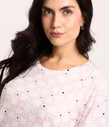Blusa de pijama femenina de viscosa con cuello redondo, mangas cortas y estampado floral de cuadros en tonos rosados.