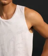 Musculosa deportiva de hombre, corte regular, con cuello redondo y estampado abstracto en tono claro. Posee tecnología Dry para mayor transpirabilidad.