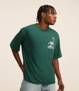 Remera verde oscuro de algodón, corte boxy, con cuello redondo y mangas cortas. Estampa frontal y trasera con lettering y dibujo de un escorpión.