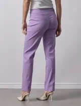 Pantalón verde esmeralda de gabardina elastizada, con pretina ancha y faja interna modeladora. Tiene costuras verticales pespunteadas en el frente y bolsillos ojal simulados en la parte trasera.