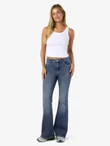 Jean slim flared fit de tiro alto color azul denim, con pierna acampanada y cierre de botón y cremallera. Confeccionado en denim de sarga.