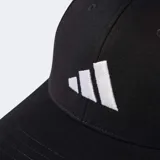 Gorro de béisbol negro de sarga de algodón, con visera curva y cierre ajustable en la nuca. Presenta el logotipo de las tres barras de Adidas bordado en blanco en el panel frontal.