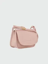 Cartera cruzada Longchamp modelo Le Foulonné, color rosa pálido, con solapa y correa ajustable.
