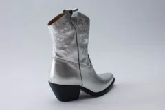 Bota texana de cuero negro con bordados en el lateral y taco bajo.