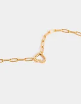 Collar dorado con cadena de eslabones rectangulares y dije de corazón con cierre mosquetón.