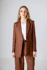 Blazer marrón con solapas de muesca, cierre frontal con botones y corte recto.