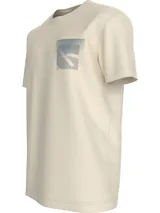 Remera color crema de algodón regenerado, corte regular, cuello redondo y mangas cortas. Presenta un bolsillo en el pecho con el monograma de Calvin Klein enmarcado en una caja.