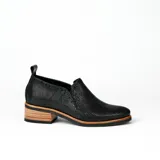 Zapato de cuero color marrón claro con taco de madera de 4cm y elástico en el empeine.