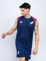 Musculosa de entrenamiento azul con detalles estampados en hombros y logo del Club Nacional de Football en el pecho.