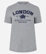 Remera gris melange de algodón y poliéster, con cuello redondo y mangas cortas. Estampa frontal con la palabra "London" en azul marino, una estrella y la frase "Big things starts from small places. Part of the story".