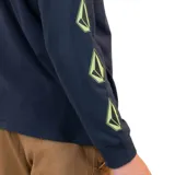 Remera de manga larga azul marino con logo de Volcom en el pecho y en la manga izquierda.