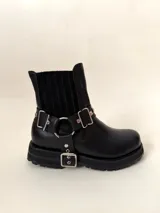 Botín negro de cuero vacuno con elásticos laterales y estribo desmontable con apliques y herrajes metálicos color níquel.