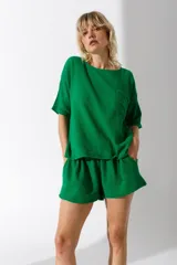Short verde de algodón con elástico en la cintura y bolsillos laterales.