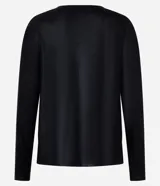 Blusa negra de punto liviano con escote redondo, manga larga y sisa raglán. Tiene una malla con lámina metálica.