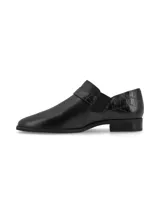 Zapato marrón de cuero liso con detalle de cuero croco en el talón. Tiene hebilla metálica lateral, elásticos laterales y taco bajo.