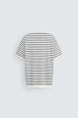 Camiseta de hombre de punto con mezcla de viscosa, a rayas horizontales blancas y azul marino. Tiene cuello redondo, manga corta y terminaciones en rib.