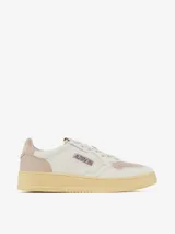 Zapatillas bajas estilo vintage de los años 80, con empeine de piel de cabra blanca y puntera perforada.