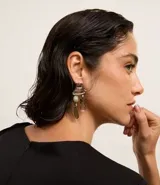Maxi aros colgantes con formas geométricas irregulares, strass y pedrería en tonos neutros.