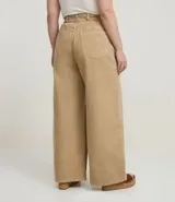 Pantalón de sarga color beige, estilo wide leg, con cintura tipo clochard ajustable con lazo.