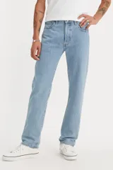 Pantalón de jean celeste de corte recto, tiro alto y botón en la bragueta.