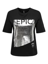 Remera negra de corte recto con estampado rectangular plateado con la palabra 'EPIC' en la parte superior y la frase 'READY FOR THE WORLD' en la parte inferior.