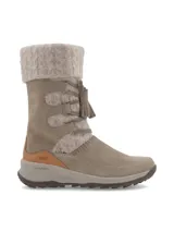 Bota de caña media color gris topo, con detalle de tejido de punto trenzado en la caña y cordones con borlas. Suela de goma con plataforma.