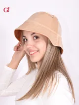 Sombrero tipo bucket color naranja, reversible con interior color beige.