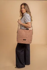 Bolso tipo shopper color beige con diseño acolchado geométrico y correa de hombro negra.