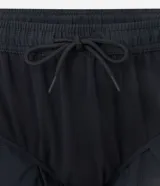 Bermuda deportiva masculina de poliéster, modelo running, color negro. Posee cintura elástica con ajuste interno, sin estampa y bolsillo trasero con cremallera.