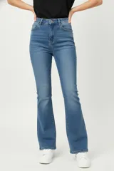 Pantalón de jean azul de calce alto, con bolsillos y corte flare.