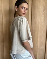 Remera de mangas cortas con estampado animal print de leopardo en tonos blanco, negro y marrón.