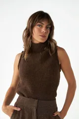 Pantalón de tiro alto color marrón con textura, pierna recta y bolsillos laterales.