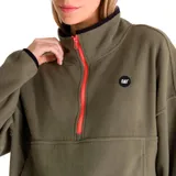 Buzo polar verde oliva de corte holgado, con cuello alto, cierre parcial con cremallera naranja y logo de la marca bordado en el pecho.