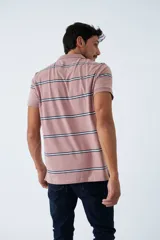 Remera de cuello polo color rosa con rayas en tonos contrastantes, manga corta y logo estampado.
